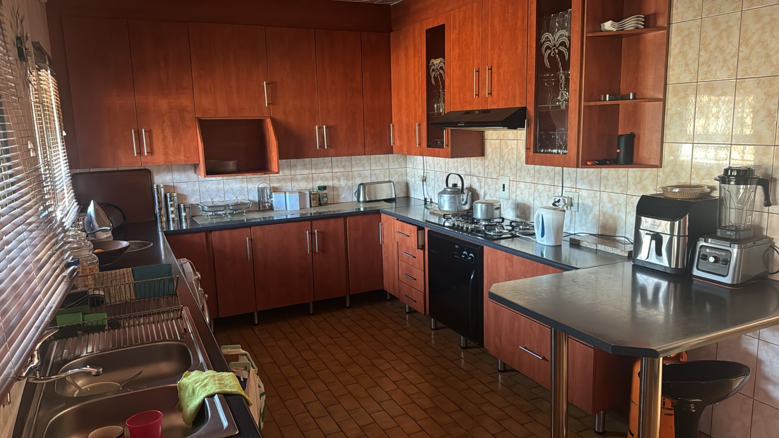Kitchen before vinyl wrapping